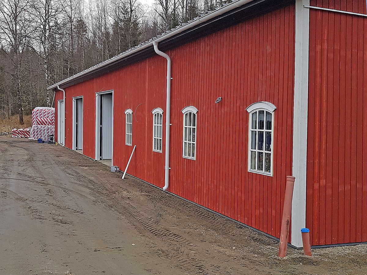 Rött ridhus med vita gavlar