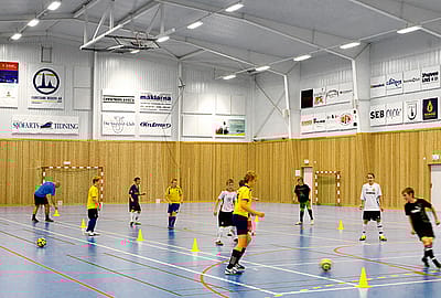 Barn spelar fotboll i idrottshall från Borga