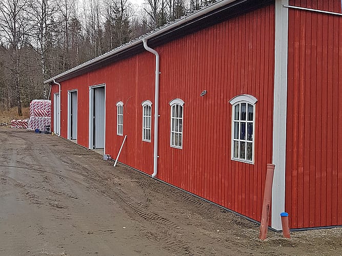 Rött ridhus med vita gavlar