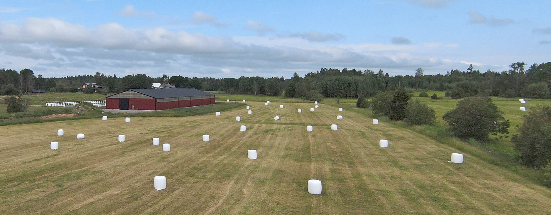 Åkermark med rött ridhus