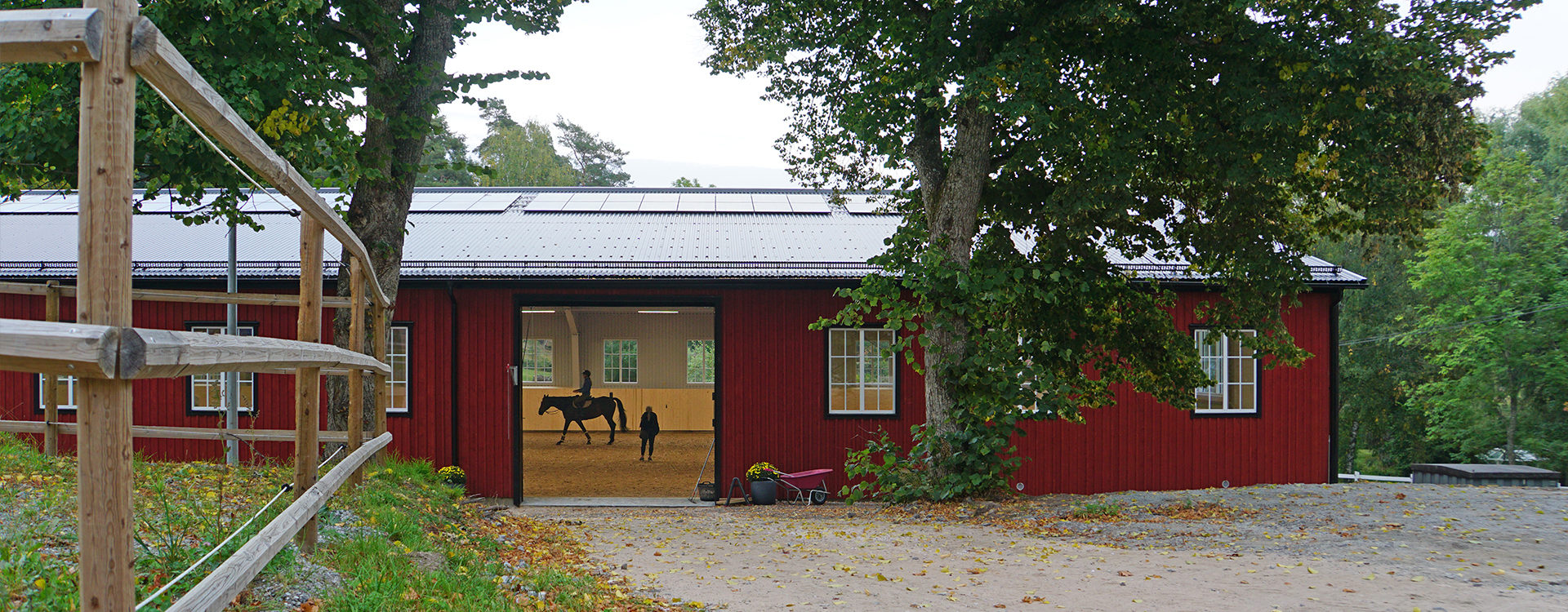 Rött ridhus med stor öppning